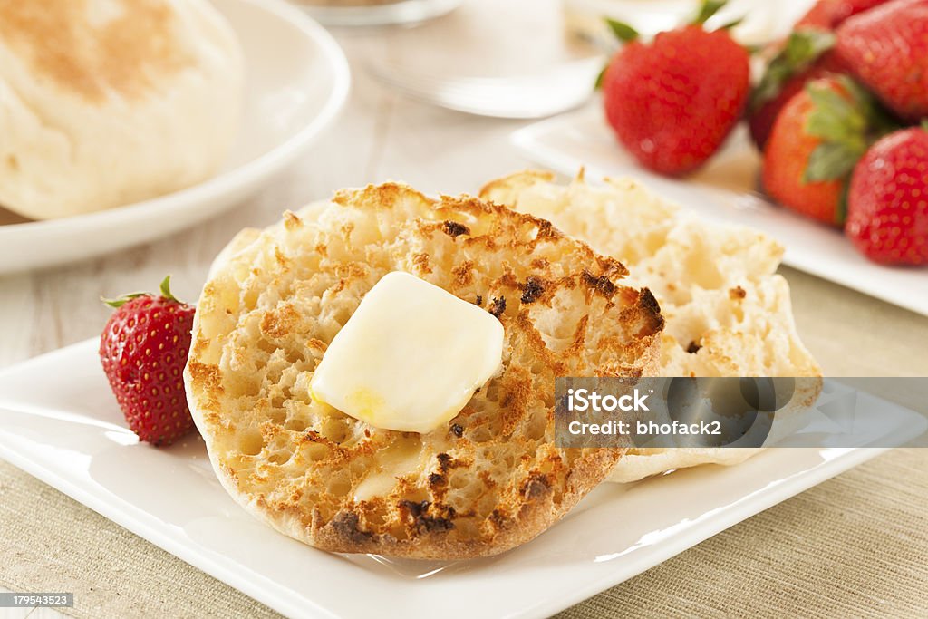 Orgánicos trigo integral Bollos ingleses - Foto de stock de Al horno libre de derechos