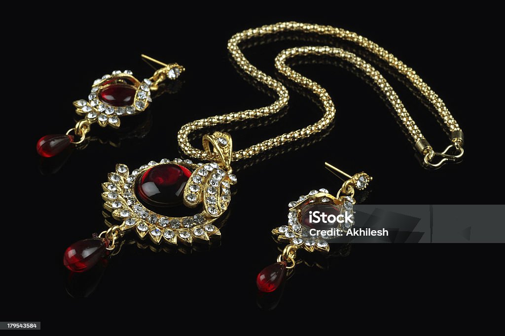 インド様式のジュエリーのネックレスとイヤリングセット - イヤリングのロイヤリティフリーストックフォト