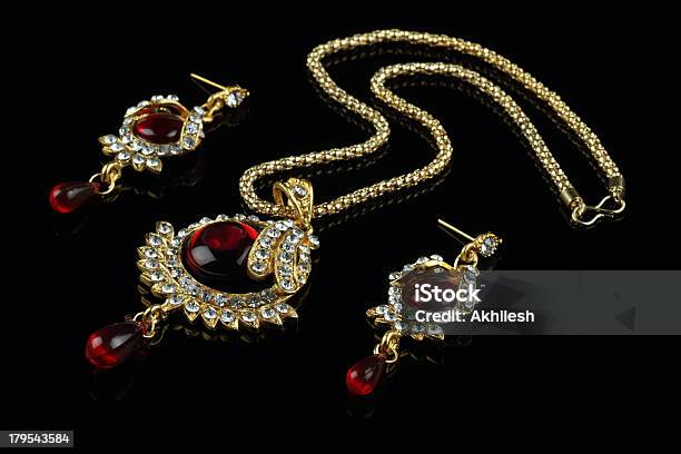 インド様式のジュエリーのネックレスとイヤリングセット - イヤリングのストックフォトや画像を多数ご用意 - イヤリング, インド文化, ネックレス