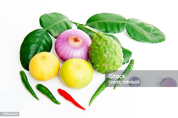 Foto de Legumes Em Um Fundo Branco e mais fotos de stock de Alimentação Saudável - Alimentação Saudável, Capim-limão, Cebola