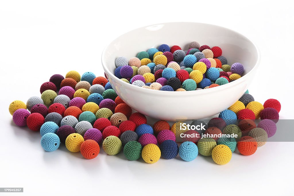 Crochet contas bolas em branco bowl vista lateral - Foto de stock de Acessório royalty-free