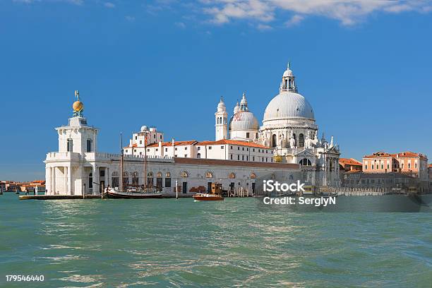 Basílica Della Salute En Venecia Foto de stock y más banco de imágenes de Agua - Agua, Aire libre, Arquitectura exterior