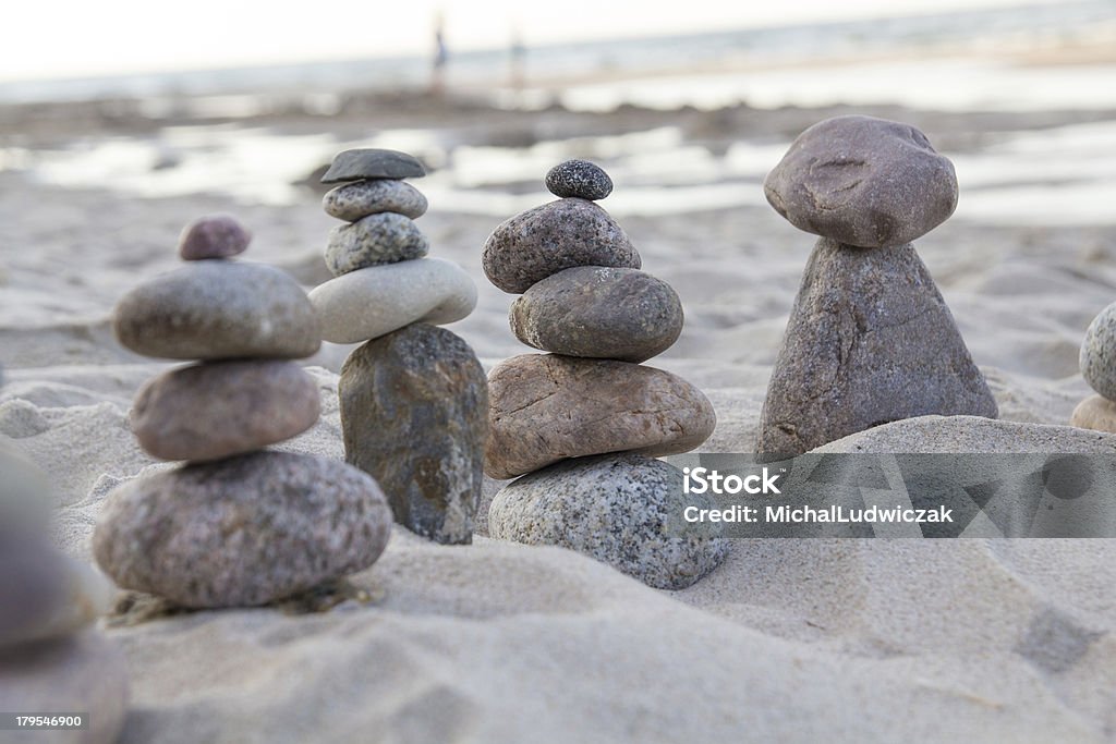 Zen di pietre su una spiaggia - Foto stock royalty-free di Incertezza