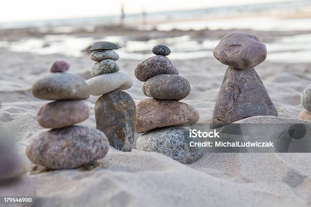 Zen Di Pietre Su Una Spiaggia - Fotografie stock e altre immagini di Incertezza - Incertezza, Sole, Acqua