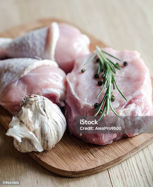 Carne De Res Y Pollo Foto de stock y más banco de imágenes de Ajo - Ajo, Alimento, Blanco - Color