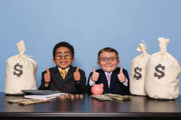 giovani uomini d'affari con risparmi di denaro - 401k retirement planning financial advisor foto e immagini stock