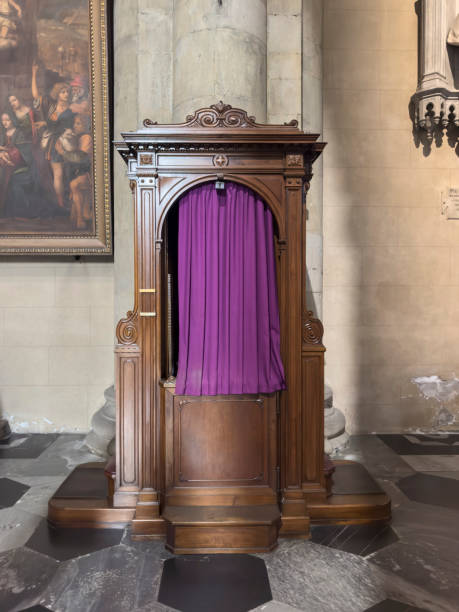 beichtkabine in einer kirche - confession booth church wood forgiveness stock-fotos und bilder