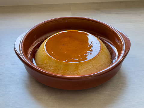 A whole flan on a platter viewed from above.