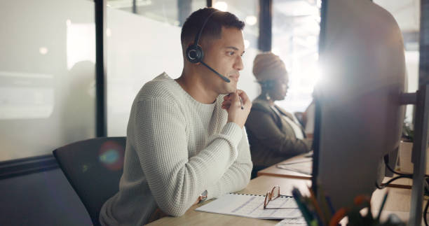 Call center, consulting and communication with businessman writing for telemarketing, customer service or contact us. Sales, crm and technical support with employee in help desk agency for networking centro de llamadas, computadora de oficina y lectura de personas, análisis y verificación de datos de atención al cliente, noticias de telemarketing o comentarios de la mesa de ayuda. contáctenos, consultor de investigación y telecomunicaciones que tr