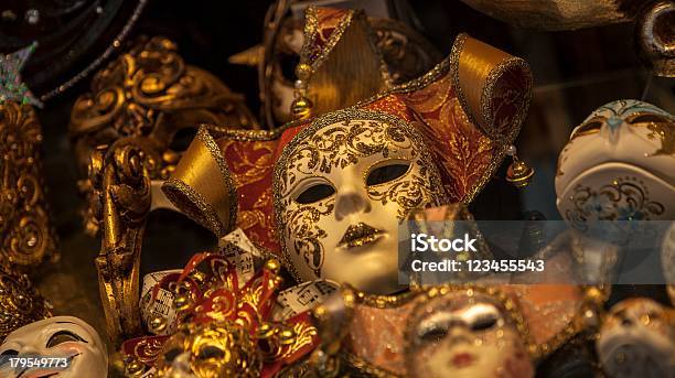 Photo libre de droit de Boutique Masque De Carnaval De Venise En Italie banque d'images et plus d'images libres de droit de Accessoire de déguisement - Accessoire de déguisement, Bouffon, Carnaval - Réjouissances