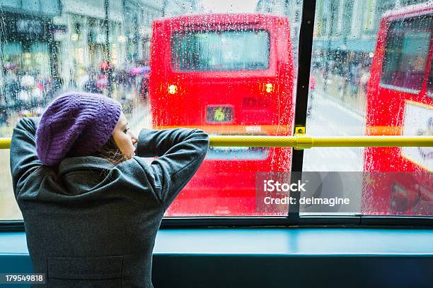 Foto de Mulher Em Londres e mais fotos de stock de Adulto - Adulto, Assento, Assento de Janela