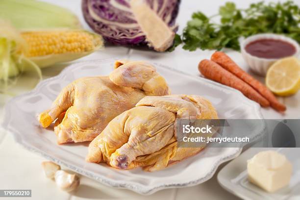 Разделение Пополам Курица И Овощи — стоковые фотографии и другие картинки Барбекю - Барбекю, Белое мясо, Белый