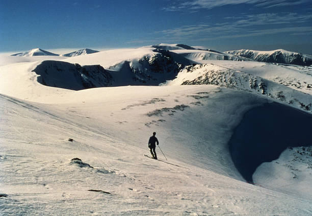 ski-ing-dessus coire cas, de monts cairngorm, écosse - aviemore photos et images de collection