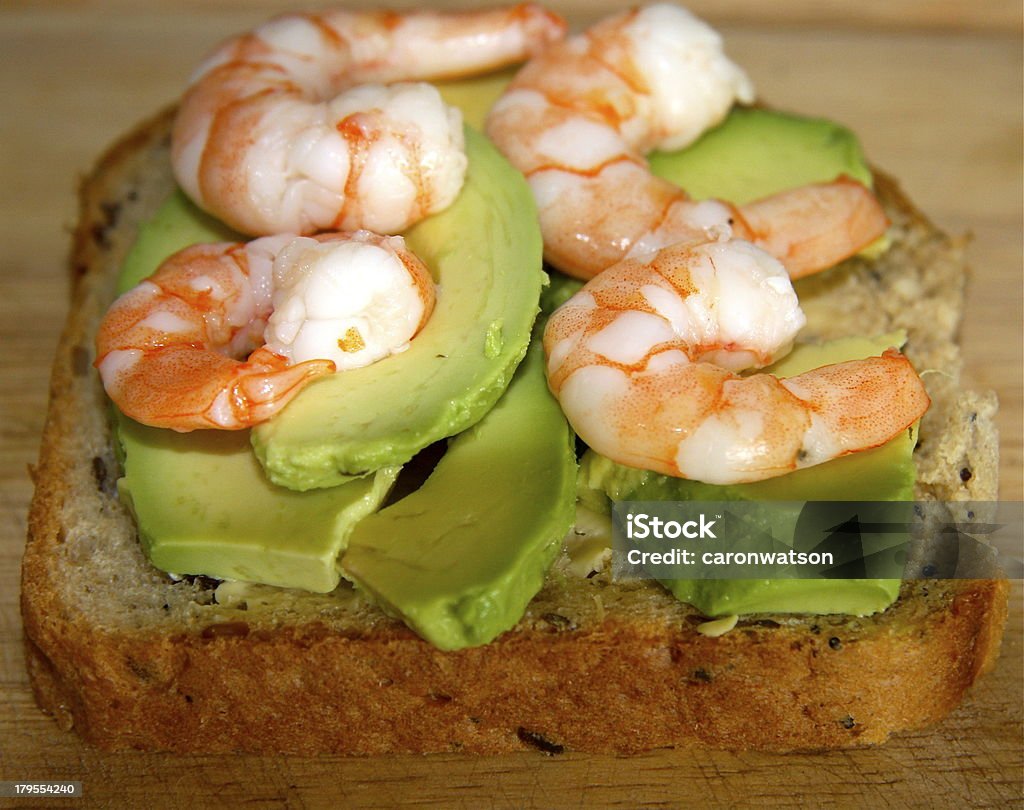 Camarones y aguacate sobre tostadas - Foto de stock de Aguacate libre de derechos