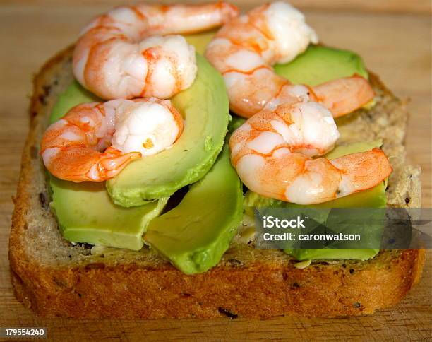 Camarones Y Aguacate Sobre Tostadas Foto de stock y más banco de imágenes de Aguacate - Aguacate, Alimento, Aperitivo - Plato de comida