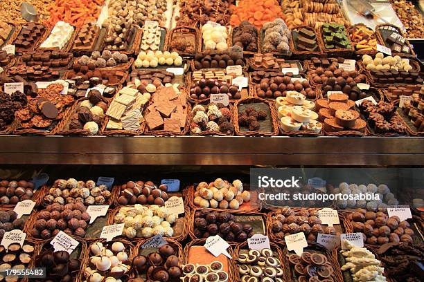 초콜릿 및 프랄린 제공 대한 시장 0명에 대한 스톡 사진 및 기타 이미지 - 0명, 갈색, 견과