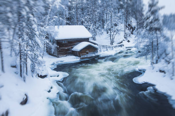 vista nevada invernal del paisaje del parque nacional de oulanka, un parque nacional finlandés en las regiones de ostrobotnia del norte y laponia de finlandia - cabin snow finland lapland fotografías e imágenes de stock