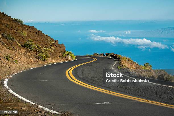 Tortuosa Strada Di Montagna Sopra Le Nuvole - Fotografie stock e altre immagini di Strada tortuosa - Strada tortuosa, Veduta dall'alto, Ambientazione esterna