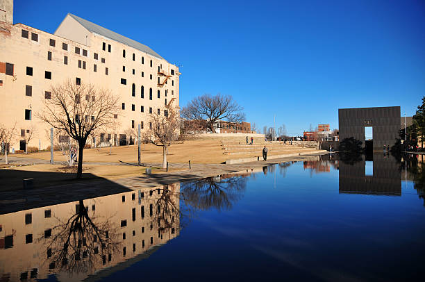 de oklahoma city, oklahoma, estados unidos da américa: monumento nacional da cidade de oklahoma - oklahoma bombing city murrah - fotografias e filmes do acervo