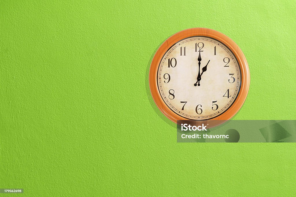 Zegar z 1 o'clock na zielony Ściana - Zbiór zdjęć royalty-free (Białe tło)