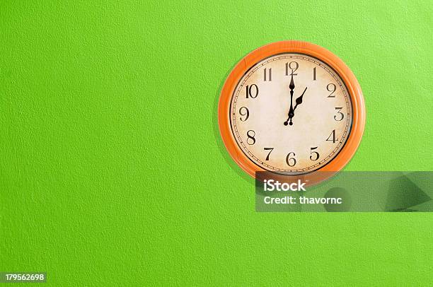 Zegar Z 1 Oclock Na Zielony Ściana - zdjęcia stockowe i więcej obrazów Białe tło - Białe tło, Biały, Biuro