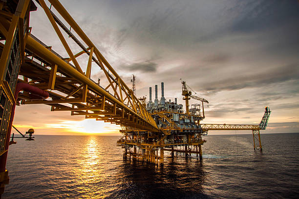 нефть и газ платформа на восход или закат - oil rig construction platform oil industry sea стоковые фото и изображения