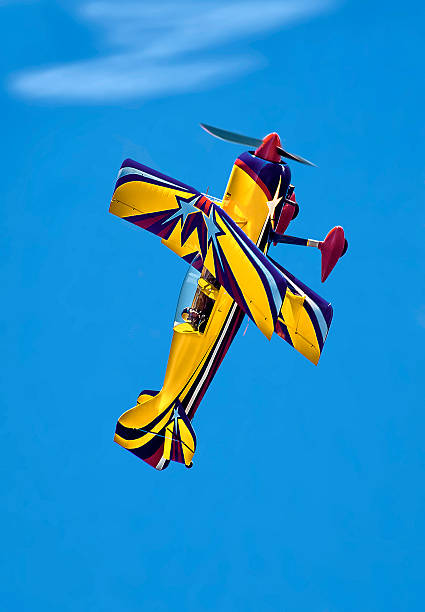ピットモデル 12 - airplane stunt yellow flying ストックフォトと画像