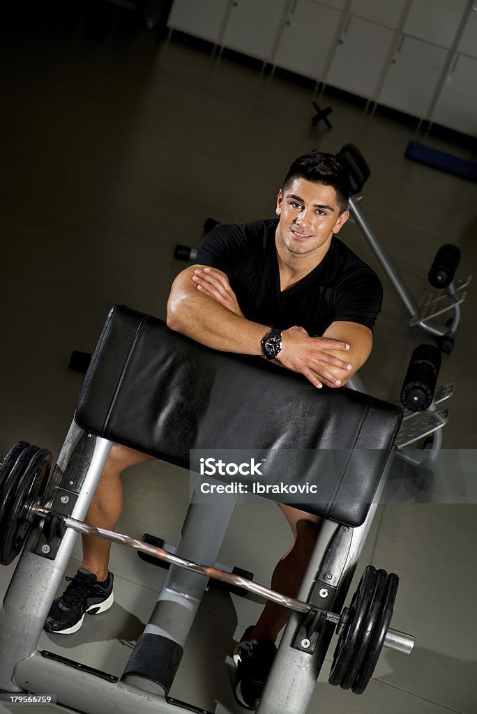 Homme souriant et en regardant la caméra dans la salle de sport - Photo de 20-24 ans libre de droits