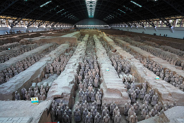 guerriers et chevaux en terre cuite de xi'an - horse terracotta soldiers china terracotta photos et images de collection