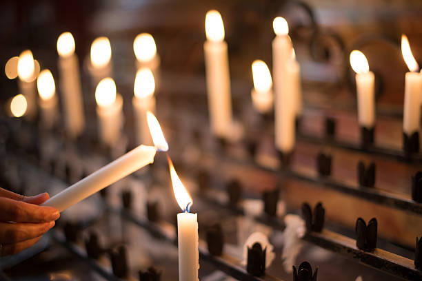 oración de mujer luz de las velas - vela equipo de iluminación fotografías e imágenes de stock