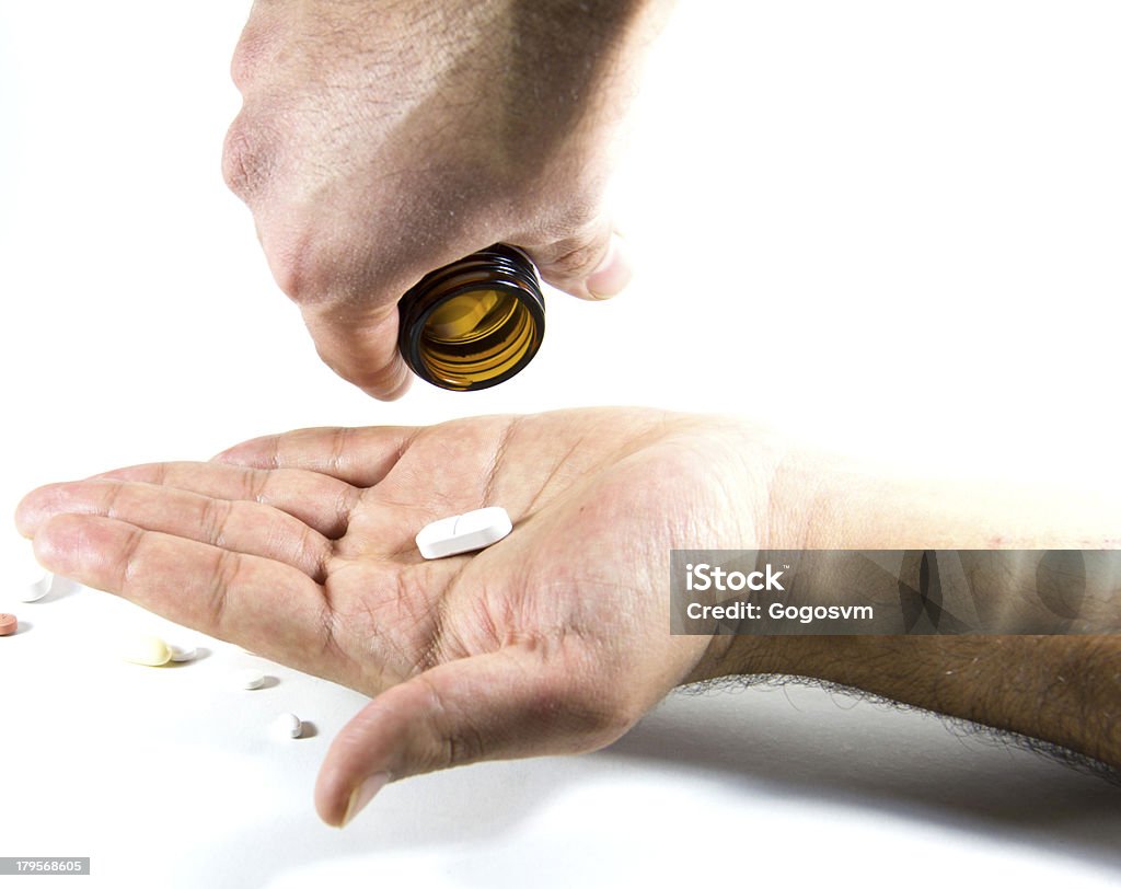 Homem tirando diariamente comprimido, drogas, complementos - Foto de stock de Amarelo royalty-free