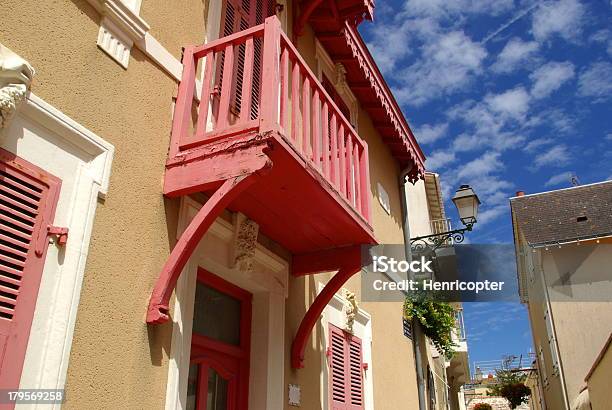 Foto de Red Old Varanda e mais fotos de stock de Casa - Casa, Centro da cidade, Cidade