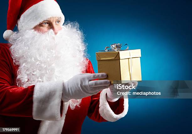 Großzügige Santa Stockfoto und mehr Bilder von Alter Erwachsener - Alter Erwachsener, Bühnenkostüm, Ein Mann allein