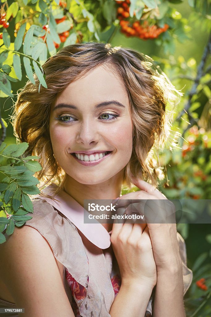 Close-up Ritratto di bella donna con abito rosa russo - Foto stock royalty-free di Abbigliamento casual