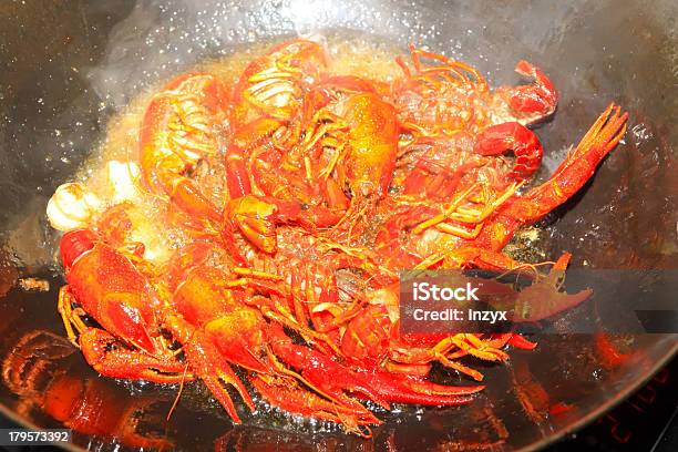 Cangrejo De Río En El Brazo De Pan Foto de stock y más banco de imágenes de Acuicultura - Acuicultura, Agricultura, Alimento