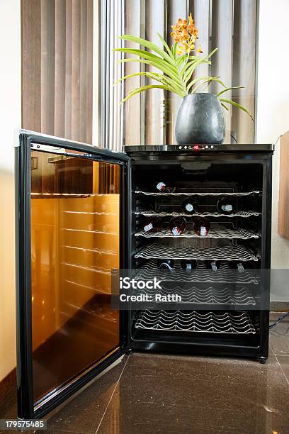 Foto de Cooler De Vinhos e mais fotos de stock de Vinho - Vinho, Geladeira, Mini-bar