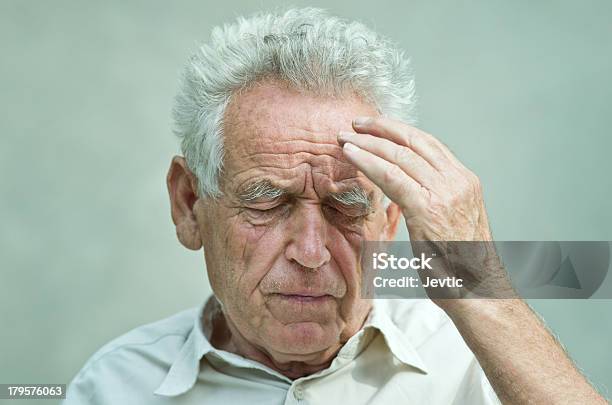 老人男性頭痛 - 1人のストックフォトや画像を多数ご用意 - 1人, シニア世代, ストレス