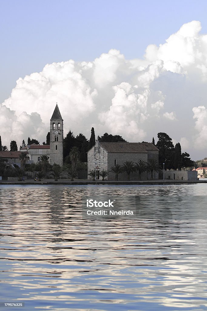 Monasterio en la bahía de estilo croata isla de Vis - Foto de stock de Aire libre libre de derechos