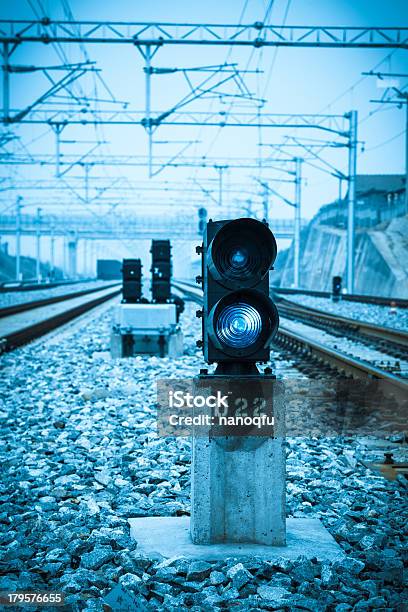 Ferrovia - Fotografie stock e altre immagini di Acciaio - Acciaio, Ambientazione esterna, Arrugginito