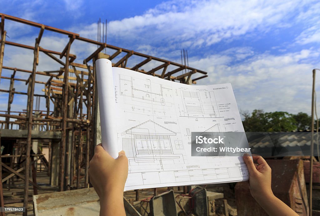 Disegni di architettura in mano sulla costruzione casa sfondo con - Foto stock royalty-free di Affari