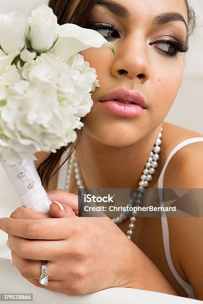 Hermosa Joven Novia Foto de stock y más banco de imágenes de Collar de perlas - Joyas - Collar de perlas - Joyas, 18-19 años, Adulto