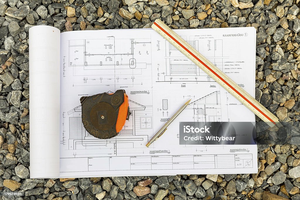 architecture de dessin avec un crayon, une règle et cartouches carrés - Photo de Affaires libre de droits