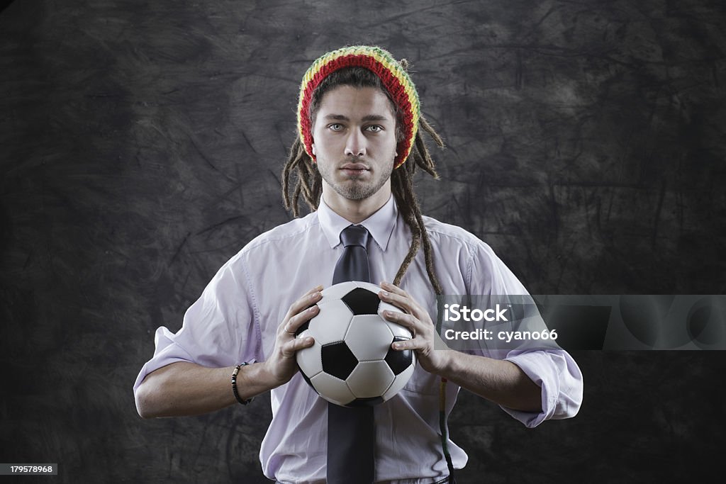 젊은 남자 사업가 있는 축구공 - 로열티 프리 그루터기-얼굴부위 털 스톡 사진