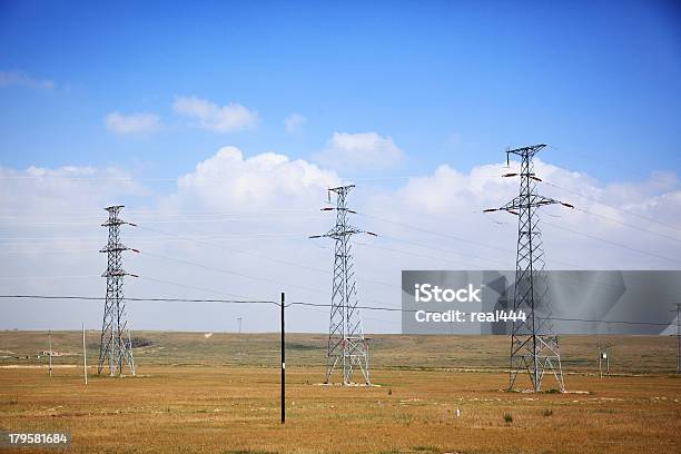 Pilone Elettrico - Fotografie stock e altre immagini di Ambientazione esterna - Ambientazione esterna, Blu, Cavo - Componente elettrico