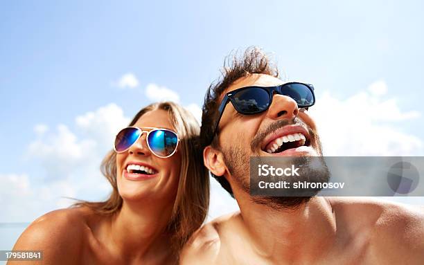 Alegre Pareja Foto de stock y más banco de imágenes de Gafas de sol - Gafas de sol, Playa, Verano