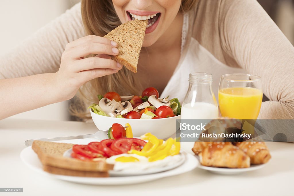 Kobieta jedzenie zdrowe śniadanie. - Zbiór zdjęć royalty-free (Śniadanie)