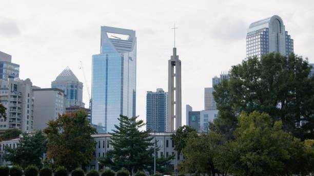 centro di charlotte, carolina del nord - cross shape built structure building exterior apartment foto e immagini stock