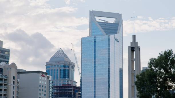 centro di charlotte, carolina del nord - cross shape built structure building exterior apartment foto e immagini stock