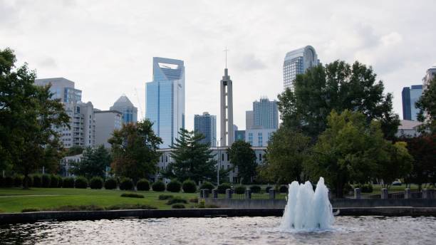 fontana al marchall park di charlotte, carolina del nord - cross shape built structure building exterior apartment foto e immagini stock