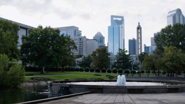 fontana al marchall park di charlotte, carolina del nord - cross shape built structure building exterior apartment foto e immagini stock